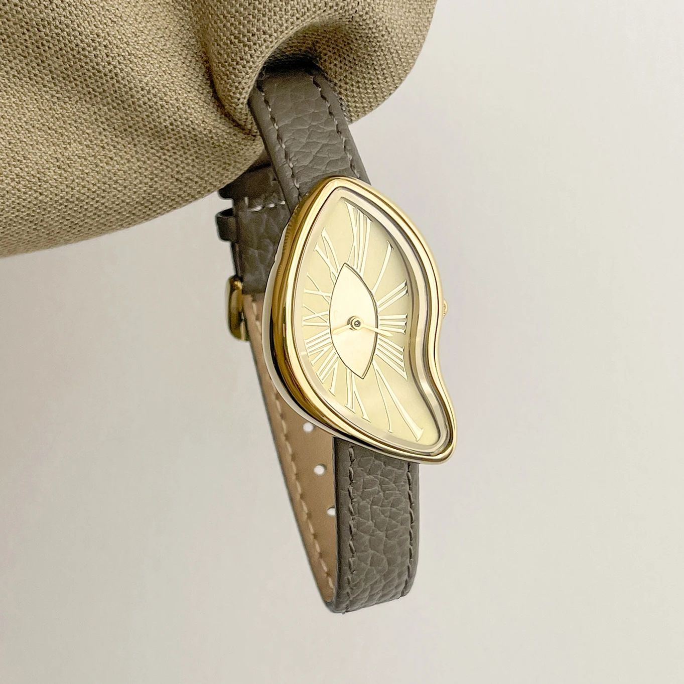 Cartier Watch Tank - 女性向けハイエンドレトロクリエイティブウォッチ、ツイストイレギュラーダイヤルデザイン、ファッショナブルなレザー防水クォーツ女性用腕時計ギフト