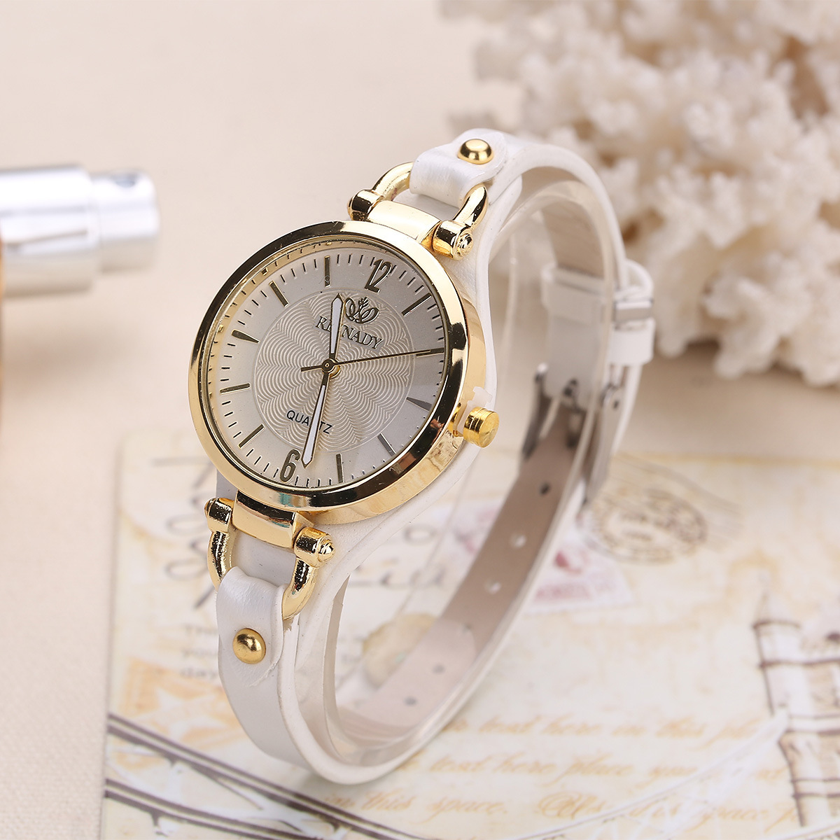 女性のファッショナブルなミニマリストの豪華なクォーツ時計レザ - Minimalist Thin Watch のレビューと価格