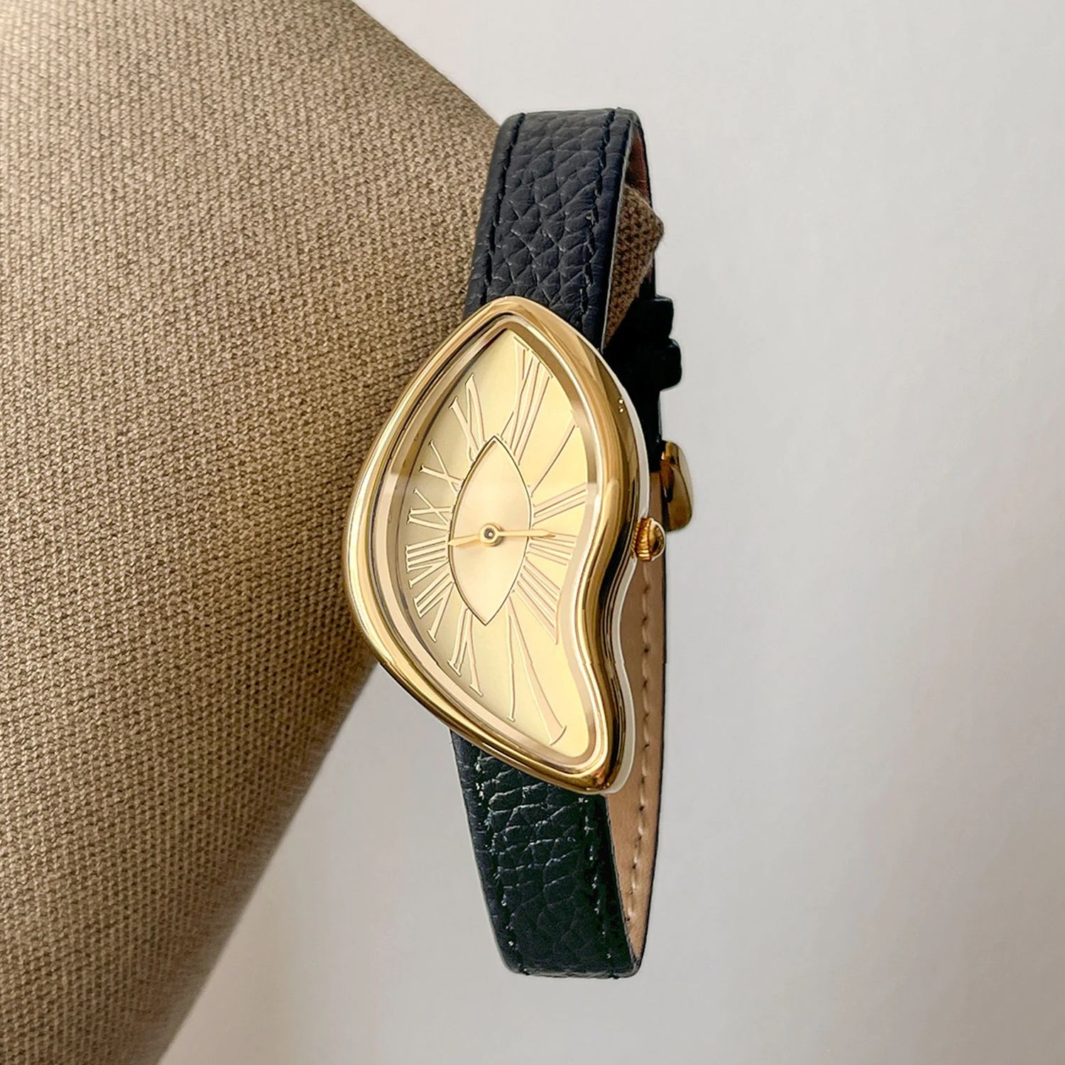 女性向けハイエンドレトロクリエイティブウォッチ、ツイストイレ - Cartier Watch Tank のレビューと価格