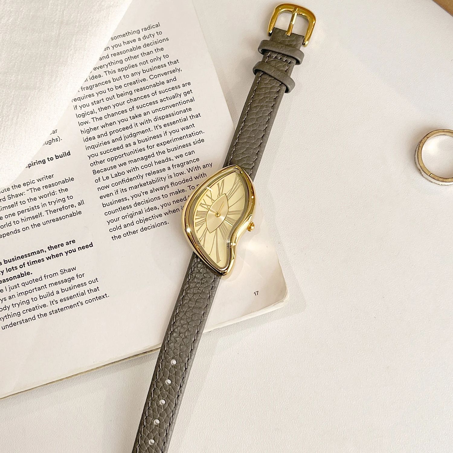 女性向けハイエンドレトロクリエイティブウォッチ、ツイストイレ - Cartier Watch Tank のレビューと価格